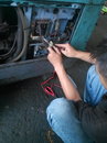 老闆正在檢測客人送來的DENYO電友 TLW-300SSWY 柴油引擎電焊發電機